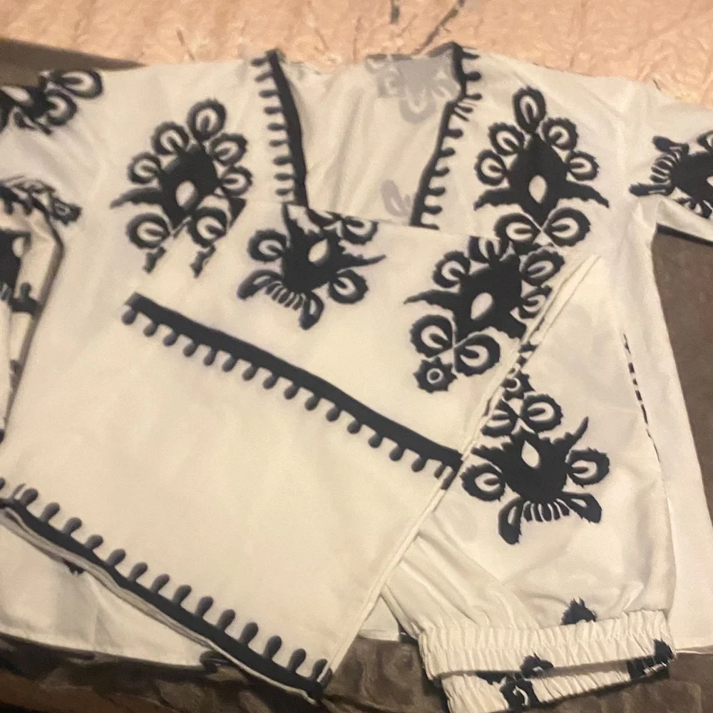 White and black Two piece set. - Picture 1 of 6